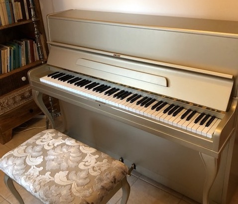 Felújított krémszínű pianínó – Liszt Ferenc Zongoraszalon