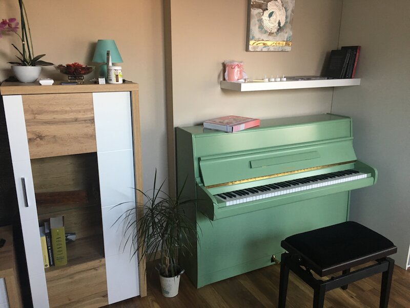 Egyedi zöld színű felújított pianínó – Liszt Ferenc Zongoraszalon